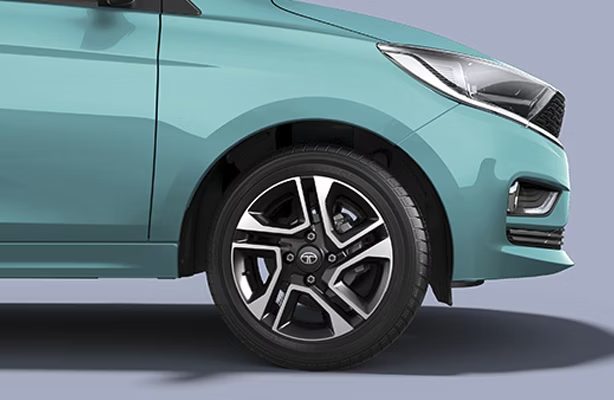 R15 Dual-Tone Alloy Wheels